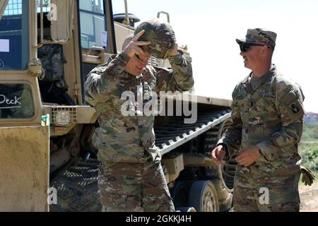 James O. Eifert, der Adjutant General der Florida National Guard, nimmt sein Kevlar ab, nachdem er während eines Besuchs im Ingenieurbataillon der 753. Brigade versucht hat, Schmutz zu bewegen. 53. Infanterie-Brigade Combat Team horizontale Ingenieure, wie sie mit albanischen Armeepartnern arbeiten, um lokale Straßenverbesserungen zu liefern 18. Mai 2021, in der Nähe von Tirana, Albanien, während DER DEFENDER-Europe 21 Übungen jetzt im Gange. DEFENDER-Europe 21 ist eine groß angelegte Übung unter Führung der US-Armee, die darauf ausgelegt ist, Bereitschaft und Interoperabilität zwischen den USA, NATO-Verbündeten und Partnermilitärs aufzubauen. Stockfoto