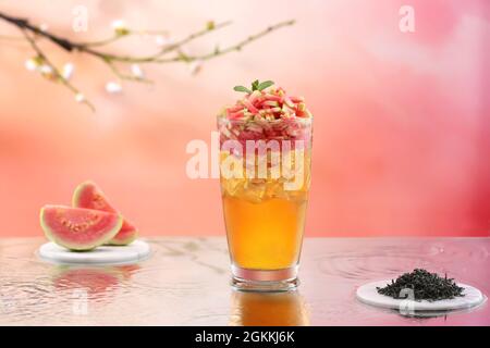 Glas Guava Smoothie mit frischer Guava-Frucht isoliert Stockfoto