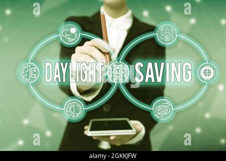 Textschild mit Sommerzeit. Geschäftsidee die Uhr nach vorne drehen, wenn sich das wärmere Wetter nähert Lady in Uniform Holding Tablet in der Hand virtuell Stockfoto