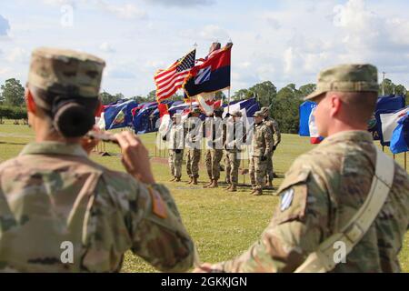 Die Farbwache der 3. Infanterie-Division ehrt während der Nationalhymne in der Marne Week am 2021. Mai 18 in Fort Stewart, Georgia. Das Twilight Tattoo, das jährlich während der Marne Week stattfindet, markiert die Verfassung und Organisation der 3. ID durch Performance und Musik und teilt die Geschichte der geschichtsträchtigen Division für alle ehemaligen und gegenwärtigen Mitglieder der Marne-Gemeinschaft. Stockfoto