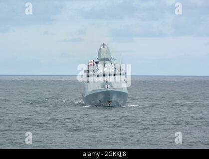 210518-N-VD341-0018 BRITISCHE INSELN (18. Mai 2021) die Königlich Dänische Navy-Fregatte-FFGHDMS Iver Huitfeldt F361 durchsetzt den Atlantischen Ozean während der Übung auf See Demo/Formidable Shield, 18. Mai 2021. Übung auf See Demo/Formidable Shield, die von der NATO für Marinestreik- und Unterstützungskräfte im Auftrag der Sechsten Flotte der USA durchgeführt wird, ist eine integrierte IAMD-Übung (Luft- und Raketenabwehr), die die Interoperabilität der Alliierten mithilfe von NATO-Kommando- und Kontrollmeldestrukturen verbessert. Stockfoto