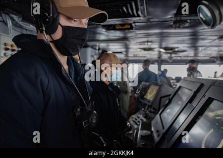 210518-N-UJ411-1012 PAZIFISCHER OZEAN (18. Mai 2021) Seaman Brandon Cole, ein gebürtiger Miamis, wacht über den lee-Steuermann an Bord des Nimitz-Klasse-Atomflugzeuges USS Carl Vinson (CVN 70), 18. Mai 2021. Vinson führt derzeit Routineoperationen in der 3. Flotte der USA durch. Stockfoto