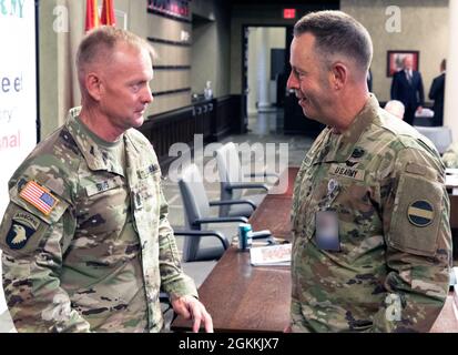 FORSCOM-Befehlsskl. Maj. Todd Sims (links) spricht mit Maj. Gen. Troy Galloway vor einem Einsatzbericht im Hauptquartier der Ersten Armee auf Rock Island Arsenal, Ill. Stockfoto