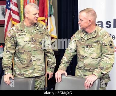 Hochrangiger Soldat der Ersten Armee, Command Sgt. Maj. John McDwyer (links) spricht mit FORSCOM Command Sgt. Maj. Todd Sims im Pershing-Konferenzraum des Hauptquartiers der Ersten Armee. Stockfoto