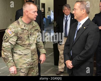 FORSCOM-Befehlsskl. Maj. Todd Sims spricht mit Roland Butler, einem Zivilisten der Ersten Armee, im Pershing-Konferenzraum des Hauptquartiers der Ersten Armee vor einem Einsatzbericht im Hauptquartier der Ersten Armee auf Rock Island Arsenal, Ill. Stockfoto