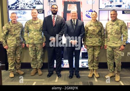 FORSCOM-Befehlsskl. Maj. Todd Sims (ganz links) und der Generalkommandant von FORSCOM, General Michael Garrett (ganz rechts), stehen mit Soldaten der Ersten Armee und Zivilisten, die für ihre Exzellenz anerkannt sind. Von links sind: Maj. Timothy Davis, Ronnie Coney, Robert Finnegan und Maj. Kelly Guerra. Stockfoto