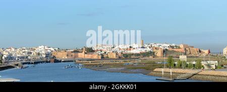 Ein Blick auf die Kasbah der Udayas und den Bou Regreg Fluss in Rabat, Marokko. Stockfoto