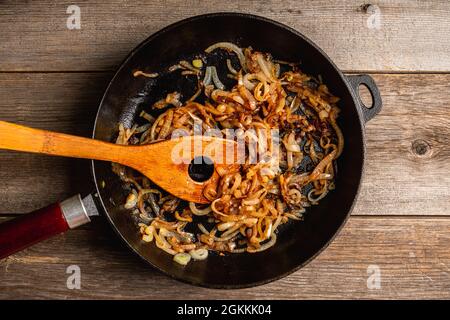 Karamellisierte Zwiebel mit Anisgewürzen und Zimt. Selektiver Fokus. Geringe Schärfentiefe. Stockfoto