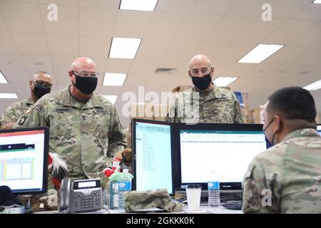 Maj. General Michael R. Zerbonia, stellvertretender Generaladjutant von Illinois und Chief Warrant Officer 5 David W. Hammon, Chief Warrant Officer von Illinois, spricht mit SPC. José Capó in Fort Buchanan, Guaynabo, Puerto Rico, 18. Mai 2021. Die Führung der Nationalgarde von Illinois unternahm eine Führung durch die Joint Task Force - das Hauptquartier von Puerto Rico und wurde über die laufenden Operationen in Puerto Rico informiert. Stockfoto