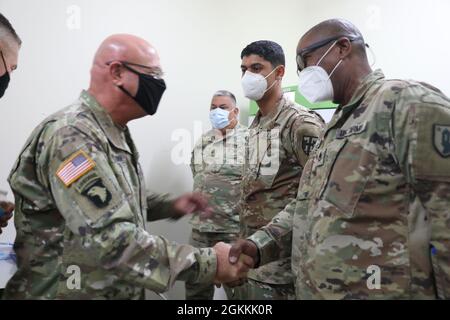 Maj. Gen. Michael R. Zerbonia, assistant adjutant general of Illinois thanks Staff Sgt. Jubal Lebrón and the medical logistics staff at Fort Buchanan, Guaynabo, Puerto Rico, May 18, 2021. The leadership of the Illinois National Guard took a tour of Joint Task Force - Puerto Rico's headquarters and were briefed on ongoing operations within Puerto Rico. Stockfoto
