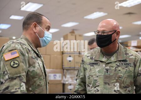 Col. Carlos Torres Febús, Kommandeur der Joint Task Force - Puerto Rico, spricht mit dem Generalmajor Michael R. Zerbonia, stellvertretender Generaladjutant von Illinois, Fort Buchanan, Guaynabo, Puerto Rico, 18. Mai 2021. Die Führung der Nationalgarde von Illinois unternahm eine Führung durch die Joint Task Force - das Hauptquartier von Puerto Rico und wurde über die laufenden Operationen in Puerto Rico informiert. Stockfoto