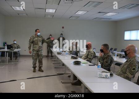 Col. Carlos Torres Febus, Kommandant der Joint Task Force - Puerto Rico, erklärt der Führung der Illinois National Guard in Fort Buchanan, Guaynabo, Puerto Rico, den laufenden Betrieb der Puerto Rico National Guard, 18. Mai 2021. Die Führung der Nationalgarde von Illinois nahm an einer Führung durch die Joint Task Force - das Hauptquartier von Puerto Rico Teil und wurde über die laufenden Operationen in Puerto Rico informiert. Stockfoto