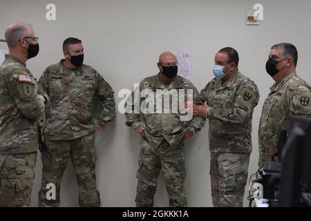 Col. Carlos Torres Febus, Kommandant der Joint Task Force - Puerto Rico, spricht mit der Führung der Illinois National Guard in Fort Buchanan, Guaynabo, Puerto Rico, 18. Mai 2021. Die Führung der Nationalgarde von Illinois unternahm eine Führung durch die Joint Task Force - das Hauptquartier von Puerto Rico und wurde über die laufenden Operationen in Puerto Rico informiert. Stockfoto