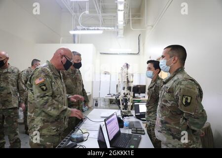 Maj. General Michael R. Zerbonia, stellvertretender Adjutant General von Illinois, spricht mit SPC. Jocellyn Rosado und SPC. Oscar Santiago, Soldaten der J6-Sektion der Joint Task Force - Puerto Rico in Fort Buchanan, Guaynabo, Puerto Rico, 18. Mai 2021. Die Führung der Nationalgarde von Illinois unternahm eine Führung durch die Joint Task Force - das Hauptquartier von Puerto Rico und wurde über die laufenden Operationen in Puerto Rico informiert. Stockfoto