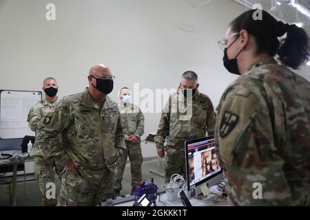 Maj. General Michael R. Zerbonia, stellvertretender Adjutant General von Illinois, spricht mit Staff Sgt. Marimar Rivera-Medina, Beamter der Operation Strong Front in Fort Buchanan, Guaynabo, Puerto Rico, 18. Mai 2021. Die Führung der Nationalgarde von Illinois unternahm eine Führung durch die Joint Task Force - das Hauptquartier von Puerto Rico und wurde über die laufenden Operationen in Puerto Rico informiert. Stockfoto