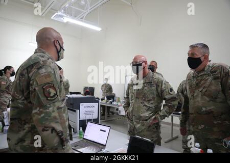 Maj. General Michael R. Zerbonia, stellvertretender Adjutant General von Illinois, spricht mit Meister Sgt. Lester Gonzalez, Sicherheitsbeauftragter der Operation Strong Front in Fort Buchanan, Guaynabo, Puerto Rico, 18. Mai 2021. Die Führung der Nationalgarde von Illinois unternahm eine Führung durch die Joint Task Force - das Hauptquartier von Puerto Rico und wurde über die laufenden Operationen in Puerto Rico informiert. Stockfoto