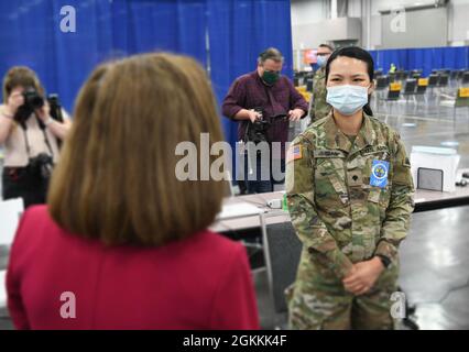 Die Gouverneurin von Oregon, Kate Brown, spricht mit der Nationalgarde der Oregon Army, SPC. Diem Tran, ein Armeeandiz (rechts), der im Oregon Convention Center, Portland, Oregon, arbeitet, 18. Mai 2021. Gov. Brown kam vorbei, um dem Team zu seiner 500-tausendsten Dosis des COVID-19-Impfstoffes während des Tages zu gratulieren. Stockfoto