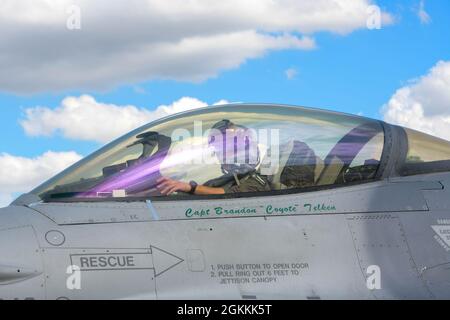 Der Kapitän der US-Luftwaffe Russell Main, 555. Jagdgeschwader F-16 Fighting Falcon Pilot, sitzt in einem F-16, nachdem er in Astral Knight 2021 (AK21) auf der Aviano Air Base, Italien, am 18. Mai 2021 geflogen ist. An der AK21 sind rund 1900 Mitglieder der gemeinsamen Streitkräfte Albaniens, Kroatiens, Helleniens, Italiens und Sloweniens beteiligt. Zu den teilnehmenden Flugzeugen gehören die US-Luftwaffe F-15E Strike Eagle, F-16, HH-60 Pave Hawk und C-130J Super Hercules, die italienische Luftwaffe F-35 Lightning II, die hellenische Luftwaffe F-16 und EMB-145 Erieye sowie die kroatische Luftwaffe MiG-21 BisD/UMD. Stockfoto