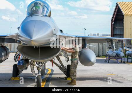 Senior Airman Juan Monroy, 555. Flugzeuginstandhaltungs-Einheit F-16 Fighting Falcon Crewchef, bietet nach dem Flug Operationen auf einer F-16 an, die an Astral Knight 2021 (AK21) auf der Aviano Air Base, Italien, am 18. Mai 2021 teilnimmt. Acht F-16, die dem 555. Jagdgeschwader zugewiesen sind, nehmen an AK21 Teil, einer gemeinsamen, multinationalen Übung, die die integrierten Fähigkeiten der Luft- und Raketenabwehr testen soll. An der AK21 sind rund 1900 Mitglieder der gemeinsamen Streitkräfte Albaniens, Kroatiens, Helleniens, Italiens und Sloweniens beteiligt. Stockfoto