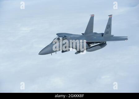 Ein F-15E-Strike Eagle der US Air Force aus dem 48th Fighter Wing in Lakenheath, dem Royal Air Force Base im Vereinigten Königreich, der am 18. Mai 2021 vor der Westküste Schottlands fliegt. Die 48th FW unterstützt die NATO-Übung Formidable Shield 21. Formidable Shield ist eine multinationale Übung, die diese Woche in der Region des Nordatlantiks um das Vereinigte Königreich und Norwegen stattfindet. Stockfoto