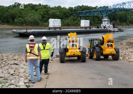 Das Motorschiff John Wepfer liefert am 18. Mai 2021 zwei 90-Tonnen-Transformatoren zum Kraftwerk Barkley Dam auf dem Cumberland River in Kuttawa, Kentucky. Das U.S. Army Corps of Engineers Nashville District ersetzt die Transformatoren in der Schaltanlage, die seit 1971 in Betrieb sind. Stockfoto