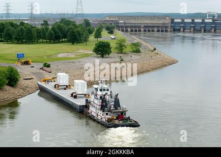 Das Motorschiff John Wepfer liefert am 18. Mai 2021 zwei 90-Tonnen-Transformatoren zum Kraftwerk Barkley Dam auf dem Cumberland River in Kuttawa, Kentucky. Das U.S. Army Corps of Engineers Nashville District ersetzt die Transformatoren in der Schaltanlage, die seit 1971 in Betrieb sind. Stockfoto