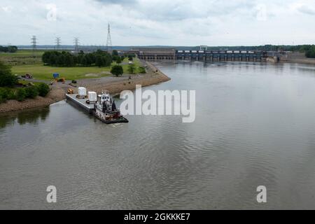 Das Motorschiff John Wepfer liefert am 18. Mai 2021 zwei 90-Tonnen-Transformatoren zum Kraftwerk Barkley Dam auf dem Cumberland River in Kuttawa, Kentucky. Das U.S. Army Corps of Engineers Nashville District ersetzt die Transformatoren in der Schaltanlage, die seit 1971 in Betrieb sind. Stockfoto