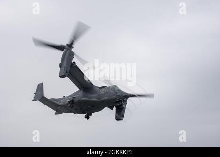 PAZIFISCHER OZEAN (18. Mai 2021) Ein CV-22 Fischadler mit dem 21. Special Operations Squadron der US Air Force hebt vom Flugdeck des nach vorne eingesetzten amphibischen Sturmschiffes USS America (LHA 6) ab. Amerika, das führende Schiff der America Amphibious Ready Group, ist im Verantwortungsbereich der 7. Flotte der USA tätig, um die Interoperabilität mit Verbündeten und Partnern zu verbessern und als einsatzbereite Einsatztruppe für den Frieden und die Stabilität in der Region Indo-Pazifik zu dienen. Stockfoto