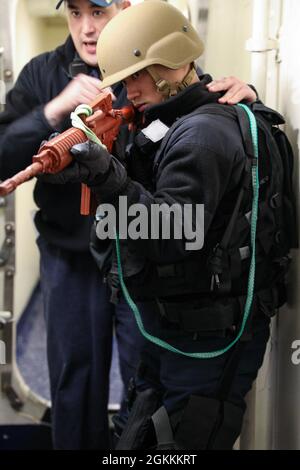 NORDSEE (18. Mai 2021) Senior Chief Sonar Technician (Surface) Jason Muldowney gibt Training für den Operations Specialist 2nd Class Rodrigo David während eines Besuchs, einer Bord-, Such- und Beschlagnahmungs-Übung an Bord des Arleigh Burke-Klasse Lenkflugkörper-Zerstörers USS Ross (DDG 71) während das Schiff in der Nordsee unterwegs ist, 18. Mai, 2021. Ross, der im spanischen Rota stationiert ist, ist auf Patrouille im Einsatzgebiet der Sechsten Flotte der USA, um regionale Verbündete und Partner sowie nationale Sicherheitsinteressen der USA in Europa und Afrika zu unterstützen. Stockfoto