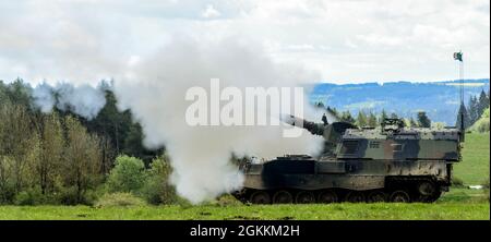 Italienische Soldaten betrauten das 132. Artillerieregiment und feuern einen Panzer von Howitzer PzH2000 im Trainingsgebiet Grafenwoehr, Deutschland, 18. Mai 2021. Das 132. Field Artillery Regiment unterstützt Defender Europe 21; eine vom 7. Army Training Command geleitete, von der US Army Europe und Afrika geleitete Übung, die darauf ausgelegt ist, die Bereitschaft und Interoperabilität zu erhöhen, indem sie die Fähigkeit der Alliierten und Partnerländer ausübt, gemeinsame Brände sowohl auf operationaler als auch auf taktischer Ebene in ein multinationales Umfeld zu integrieren. Stockfoto