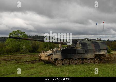 Italienische Soldaten haben während der dynamischen Front 21 ein 132. Artillerieregiment-Manöver in einem Howitzer PzH2000 im Trainingsgebiet Grafenwoehr, Deutschland, zugewiesen, 18. Mai 2021. Die Übung umfasst etwa 1,800 Teilnehmer aus 15 Nationen, vom 3. Bis 21. Mai 2021 im Trainingsgebiet der US-Armee in Grafenwoehr, Deutschland, und in Torun, Polen. DF21 ist eine vom 7. Army Training Command geleitete Übung, die von der US Army Europe und Afrika geleitet wird, um die Bereitschaft, die Letalität und die Interoperabilität zu erhöhen, indem sie die Fähigkeit der Alliierten und Partnerländer ausübt, gemeinsame Brände in einem multinationalen Umfeld sowohl auf der O zu integrieren Stockfoto