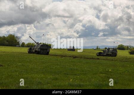 Italienische Soldaten, die das 132. Artillerieregiment zugewiesen hatten, inszenieren sich in einem Howitzer PzH2000, bevor sie am 18. Mai 2021 während der Dynamic Front 21 auf dem Trainingsgelände in Grafenwoehr feuerten. Die Übung umfasst etwa 1,800 Teilnehmer aus 15 Nationen, vom 3. Bis 21. Mai 2021 im Trainingsgebiet der US-Armee in Grafenwoehr, Deutschland, und in Torun, Polen. DF21 ist eine vom 7. Army Training Command geleitete, von der US Army Europe und Afrika geleitete Übung, die darauf ausgerichtet ist, die Bereitschaft, die Letalität und die Interoperabilität zu erhöhen, indem sie die Fähigkeit von Verbündeten und Partnerländern ausübt, gemeinsame Brände in einem multinationalen e zu integrieren Stockfoto