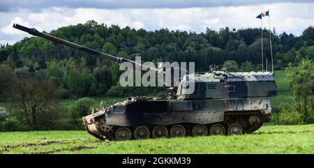 Italienische Soldaten, die das 132. Artillerieregiment zugewiesen bekommen haben, bereiten sich darauf vor, einen Howitzer PzH2000 im Trainingsgebiet Grafenwoehr, Deutschland, am 18. Mai 2021 abzufeuern. Das 132. Field Artillery Regiment unterstützt Defender Europe 21; eine vom 7. Army Training Command geleitete, von der US Army Europe und Afrika geleitete Übung, die darauf ausgelegt ist, die Bereitschaft und Interoperabilität zu erhöhen, indem sie die Fähigkeit der Alliierten und Partnerländer ausübt, gemeinsame Brände sowohl auf operationaler als auch auf taktischer Ebene in ein multinationales Umfeld zu integrieren. Stockfoto