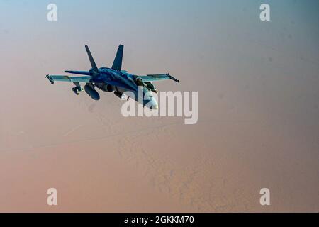 Ein U.S. Marine Corps F/A-18D Hornet Flugzeug von Marine All Weather Attack Squadron 224, Marine Aircraft Group 31, fliegt eine Mission, die einen dynamischen Einsatz von Streitkräften über dem Verantwortungsbereich des U.S. Central Command unterstützt, 18. Mai 2021. DFEs verbessern die Fähigkeit des Central Command, Aggressionen abzuschrecken und Sicherheit und Stabilität im Verantwortungsbereich zu fördern. Stockfoto