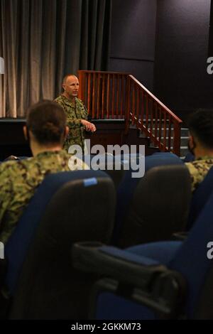 FORCM Roberts, Direktor des Hospital Corps, spricht und würdigt Marine Medicine Readiness and Training Command Pearl Harbor Matrosen während seines Besuchs auf Hawaii am 18. Mai 2021 im Sharkey Theater auf der Joint Base Pearl Harbor Hickam, Hawaii. Stockfoto