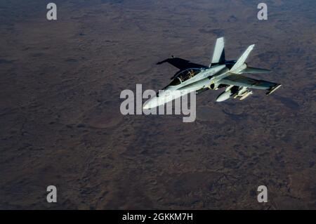 Ein U.S. Marine Corps F/A-18D Hornet Flugzeug von Marine All Weather Attack Squadron 224, Marine Aircraft Group 31, fliegt eine Mission zur Unterstützung einer dynamischen Kraftbeschäftigung über den Verantwortungsbereich des U.S. Central Command, 18. Mai 2021. DFEs verbessern die Fähigkeit des Central Command, Aggressionen abzuschrecken und Sicherheit und Stabilität im Verantwortungsbereich zu fördern. Stockfoto