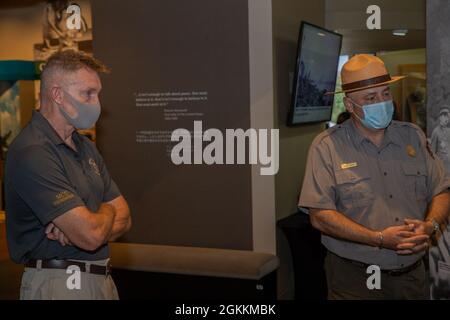 Artak Davtian, ein Park Ranger mit dem U.S. National Park Service, rechts, Briefs General William Bowers, das Marine Corps installiert den General des pazifischen Kommandos, während einer Kriegsführung im Pacific National Historical Park, in Hagåtña, Guam, 18. Mai 2021. Der Besuch, der vom 16. Bis 18. Mai 2021 dauerte, beinhaltete Treffen mit Führungskräften und wichtigen Mitarbeitern, eine Tour durch die Einrichtungen und Baustellen des MCB Camp Blaz und Besuche lokaler Museen. Die Tour wurde in Übereinstimmung mit allen COVID-19-Minderungsrichtlinien durchgeführt. Stockfoto