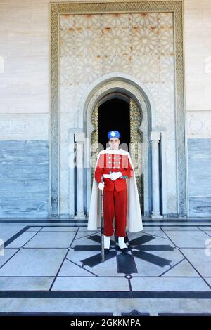 Marokkanische königliche Wache am Eingang des Mausoleums von Mohammed V. in Rabat, Marokko. Stockfoto