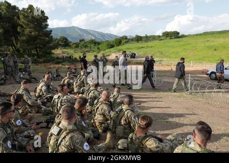 Soldaten der Nationalgarde von Alabama, vom Delta Company 1-167. Infanterie-Bataillon, beobachten eine Live-Demonstration von Schutzoperationen und -Verfahren der Hellenischen Armee während der Sofortantwort-Übung in einem Teil von DEFENDER-Europe 21, in der Nähe von Xanthi, Griechenland, 18. Mai 2021 Stockfoto