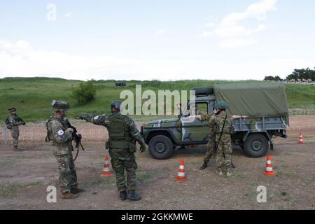 Soldaten der Nationalgarde von Alabama, vom Delta Company 1-167. Infanterie-Bataillon, lernen im Rahmen von Immediate Response DEFENDER-Europe 21, in der Nähe von Xanthi, Griechenland, 18. Mai 2021, Kontrolloperationen und -Verfahren der Hellenischen Armee kennen. Stockfoto