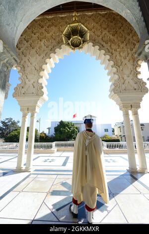 Marokkanische königliche Wache am Eingang des Mausoleums von Mohammed V. in Rabat, Marokko. Stockfoto
