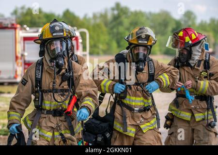 Feuerwehrleute, die dem 180. Kampfflügel der Ohio National Guard zugewiesen wurden, reagieren auf einen simulierten Flugzeugunglück am Eugene F. Kranz Toledo Express Airport in Swanton, Ohio, 18. Mai 2021. Die Übung gab lokalen militärischen und zivilen Ersthelfern die Möglichkeit, gemeinsam an hochwertigen praktischen Erfahrungen in einem gemeinsamen Umfeld zu arbeiten und sicherzustellen, dass sie für den Fall eines realen Flugzeugversages bereit sind. Stockfoto