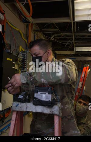 RIVERSIDE, Kalifornien (18. Mai 2021) US Air Force Tech. Sgt. Javiel Ladines und U.S. Army Sgt. 1. Klasse Adam Lozano, Defense Media Activity Riverside (DMA-R), Television-Audio Support Activity (T-ASA) Bereiten Sie Glasfaserkabel für die Installation eines DMA-R-Netzwerk-Upgrades vor. T-ASA bietet dem Verteidigungsministerium eine breite Palette an Unterstützung für Visual Information Engineering. Stockfoto