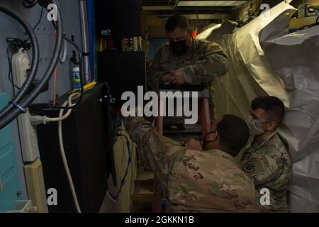 RIVERSIDE, Kalifornien, (18. Mai 2021) US Air Force Tech. Sgt. Javiel Ladines (oben), US Air Force Staff Sgt. Adrian Scott (links) und U.S. Army Sgt. 1. Klasse Adam Lozano (rechts), Defense Media Activity Riverside (DMA-R), Television-Audio Support Activity (T-ASA) Bereiten Sie Glasfaserkabel für die Installation eines DMA-R-Netzwerk-Upgrades vor. T-ASA bietet dem Verteidigungsministerium eine breite Palette an Unterstützung für Visual Information Engineering. Stockfoto