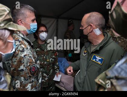 Mitglieder der medizinischen Task Force Balkan sprechen mit dem General der US-Luftwaffe Jeff Harrigian, Kommandeur der US-Luftwaffe in Europa, während der Übung ADRIATIC STRIKE 21 in Ljubljana, Slowenien, 19. Mai 2021. ADRIATIC STRIKE 21 ist Teil von DEFENDER-EUROPE 21, das die Fähigkeit des Kommandos ausüben wird, etwa 30,000 US-, verbündete und Partner-Kräfte aus 26 Nationen zu integrieren, um nahezu simultane Operationen in mehr als 30 Trainingsgebieten in mehr als einem Dutzend Nationen, vom Baltikum bis hin zu Afrika, durchzuführen. Und zum Schwarzen Meer und Balkan. Stockfoto