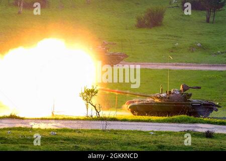 Slowenische M84-Panzer feuern auf Ziele, die von Joint Terminal Attack Controllern (JTAC), die der slowenischen Armee (SAF) zugewiesen wurden, im Rahmen der Übung Adriatic Strike 2021 in Pocek Range, Postojna, Slowenien, 19. Mai 2021, einberufen wurden. ADRIATIC STRIKE 21 ist Teil von DEFENDER-EUROPE 21, das die Fähigkeit des Kommandos ausüben wird, etwa 30,000 US-, verbündete und Partner-Kräfte aus 26 Nationen zu integrieren, um nahezu simultane Operationen in mehr als 30 Trainingsgebieten in mehr als einem Dutzend Nationen, vom Baltikum bis hin zu Afrika, durchzuführen. Und zum Schwarzen Meer und Balkan. Stockfoto