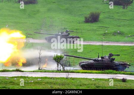 Slowenische M84-Panzer feuern auf Ziele, die von Joint Terminal Attack Controllern (JTAC), die der slowenischen Armee (SAF) zugewiesen wurden, im Rahmen der Übung Adriatic Strike 2021 in Pocek Range, Postojna, Slowenien, 19. Mai 2021, einberufen wurden. ADRIATIC STRIKE 21 ist Teil von DEFENDER-EUROPE 21, das die Fähigkeit des Kommandos ausüben wird, etwa 30,000 US-, verbündete und Partner-Kräfte aus 26 Nationen zu integrieren, um nahezu simultane Operationen in mehr als 30 Trainingsgebieten in mehr als einem Dutzend Nationen, vom Baltikum bis hin zu Afrika, durchzuführen. Und zum Schwarzen Meer und Balkan. Stockfoto