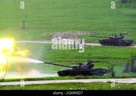 Slowenische M84-Panzer feuern auf Ziele, die von Joint Terminal Attack Controllern (JTAC), die der slowenischen Armee (SAF) zugewiesen wurden, im Rahmen der Übung Adriatic Strike 2021 in Pocek Range, Postojna, Slowenien, 19. Mai 2021, einberufen wurden. ADRIATIC STRIKE 21 ist Teil von DEFENDER-EUROPE 21, das die Fähigkeit des Kommandos ausüben wird, etwa 30,000 US-, verbündete und Partner-Kräfte aus 26 Nationen zu integrieren, um nahezu simultane Operationen in mehr als 30 Trainingsgebieten in mehr als einem Dutzend Nationen, vom Baltikum bis hin zu Afrika, durchzuführen. Und zum Schwarzen Meer und Balkan. Stockfoto