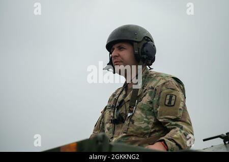 US Army Staff Sgt. Blake Rumbach, ein Crewchef, der Bravo Battery, 1. Bataillon, 182. Field Artillery Regiment, Michigan Army National Guard, zugeordnet ist, leitet ein M142 High Mobility Artillery Rocket System auf der Volk Field Air National Guard Base, Wisconsin, 19. Mai 2021. Mobility Guardian vereint 1500 Mobilitäts-, Kampf- und Reservekräfte sowie Streitkräfte der US-Armee. Diese Integration von Kampf- und Gemeinschaftsgütern ist ein wesentliches Designelement der Übung, das die Möglichkeiten der Interoperabilitätstrainings betont. Stockfoto