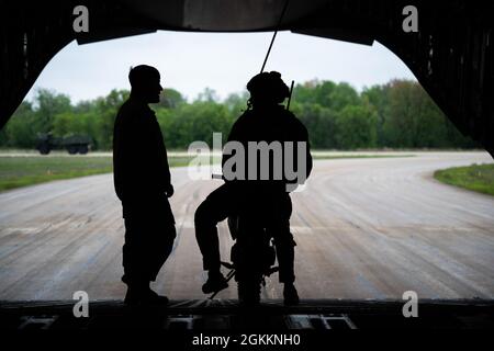 US Army Staff Sgt. Joshua McKee, rechts, ein nicht beauftragter Offizier zur Brandkontrolle, der Bravo Battery, 1. Bataillon, 182. Field Artillery Regiment, Michigan Army National Guard, zugewiesen wurde, diskutiert die Operationen des M142 High Mobility Artillery Rocket Systems mit einem Spezialtaktikoperator, der dem 24. Special Operations Wing der Volk Field Air National Guard Base, Wisconsin, zugewiesen wurde. 19.Mai 2021. Mobility Guardian umfasst 1500 Mitarbeiter in der gesamten gemeinsamen Truppe und die robuste Integration von 18 Mobilitäts-Flugzeugkämpfern, Bombern, Spezialeinsatzkräften und Feldartillerie, die an 6 Standorten verteilt sind Stockfoto